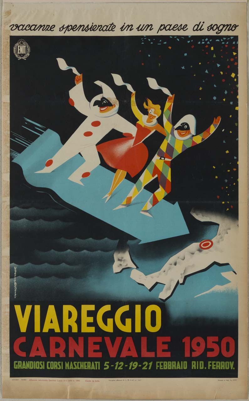 tre maschere di carnevale, Arlecchino, Pulcinella ed un personaggio femminile salutano sorridenti da sopra un tappeto volante a forma di freccia, che in un cielo notturno punta l'Italia e Viareggio (manifesto) di Bonetti Uberto (sec. XX)
