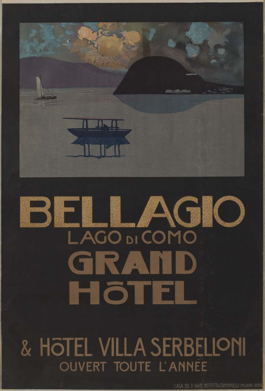 veduta del lago di Como al tramonto, con due barche lariane, Bellagio e Villa Serbelloni sullo sfondo (manifesto) - ambito italiano (sec. XX)