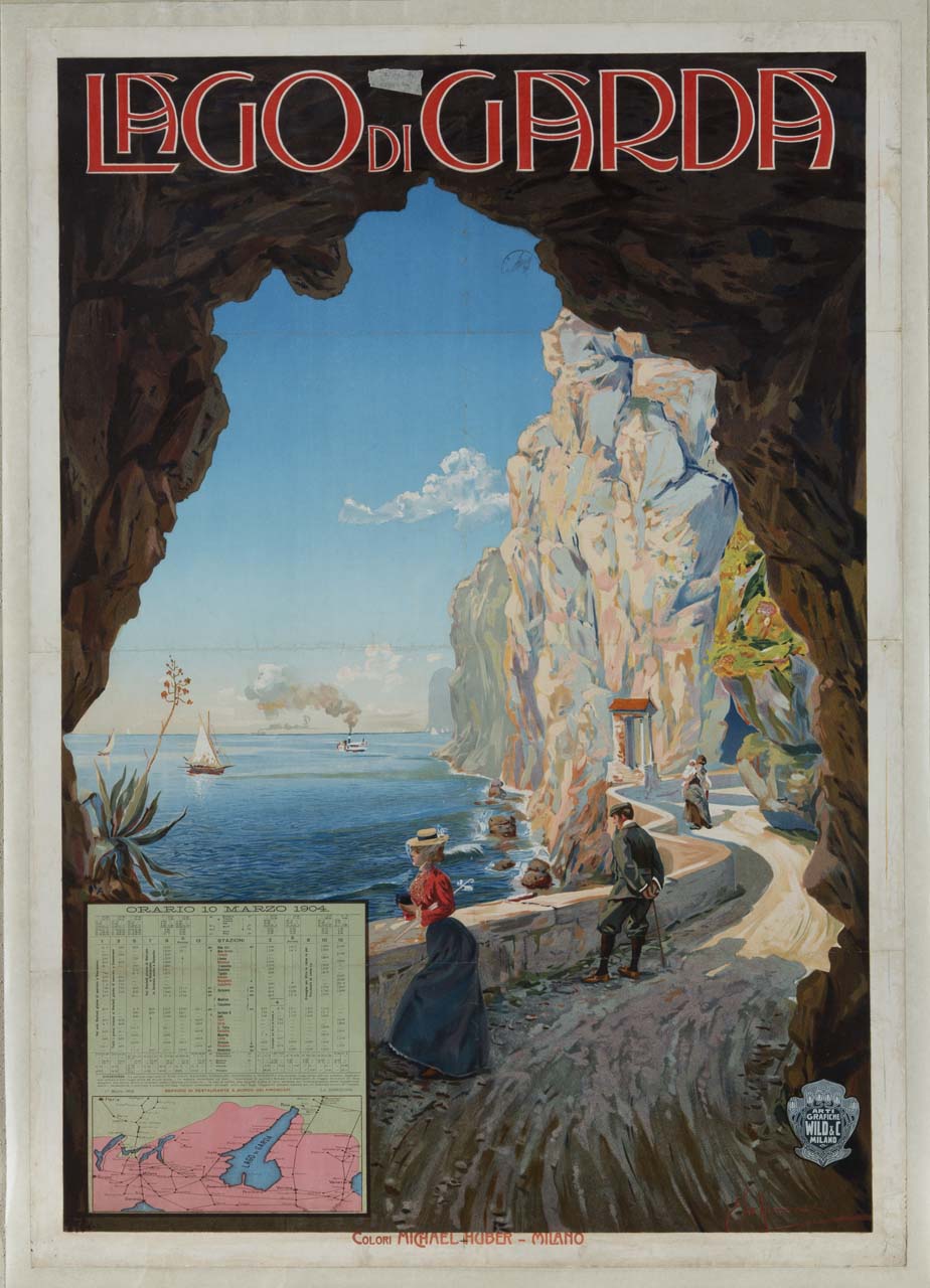 veduta del Lago di Garda attraverso una galleria rocciosa a Riva; alcuni passanti si affacciano sul parapetto della strada, mentre un piroscafo e alcune imbarcazioni attraversano il lago; in basso gli orari dei piroscafi e la carta geografica (manifesto) di Ximenes Elio Ettore (sec. XX)