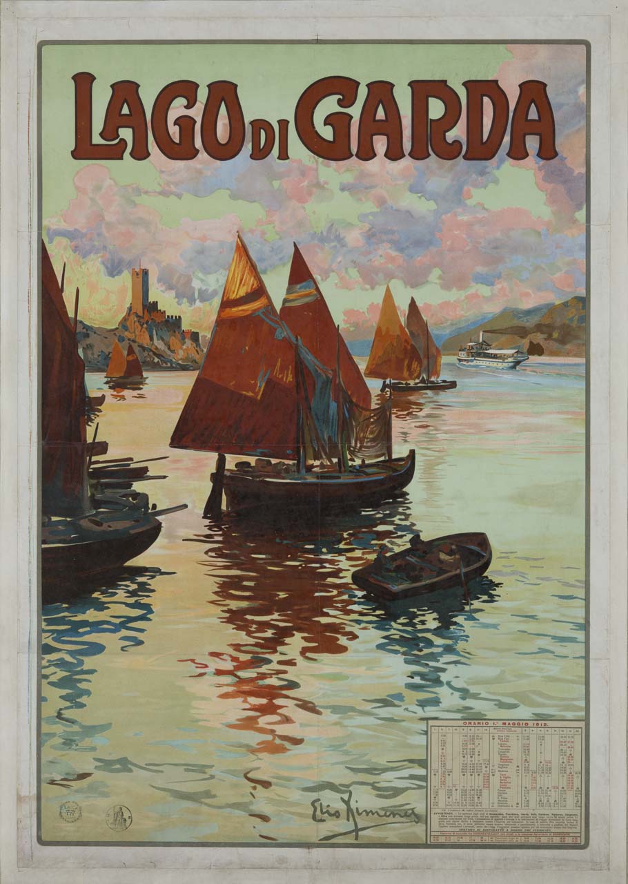 barche a vela e un piroscafo sul Lago di Garda; sullo sfondo il paese di Malcesine con il Castello scaligero; in basso gli orari dei piroscafi (manifesto) di Ximenes Elio Ettore (sec. XX)