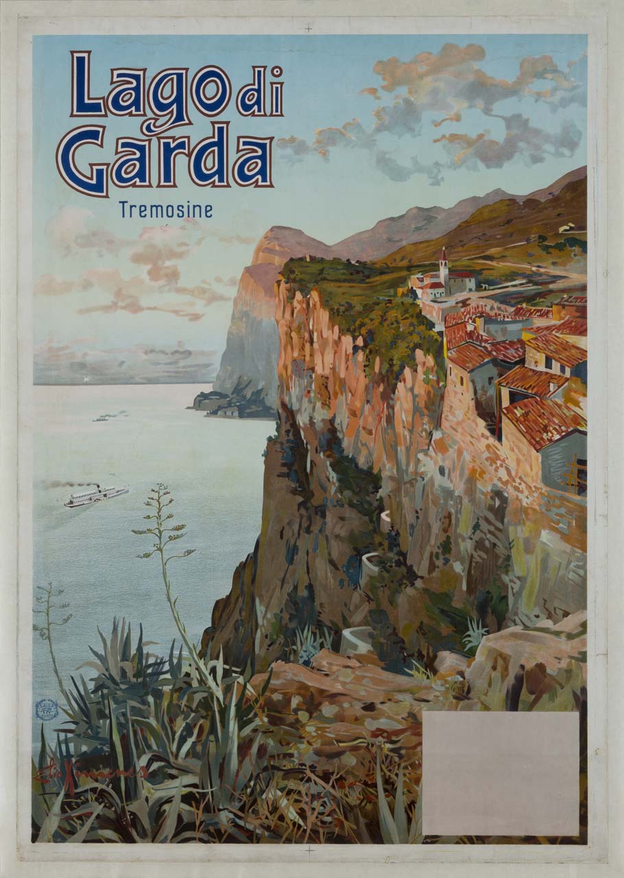 veduta del paese di Tremosine sul Lago di Garda, attraversato da un piroscafo; in basso lo spazio riservato agli orari dei piroscafi (manifesto) di Ximenes Elio Ettore (sec. XX)