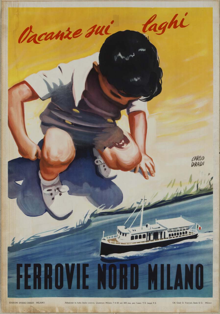 bambino gioca con battello sulla riva del lago (manifesto) di Dradi Carlo (sec. XX)