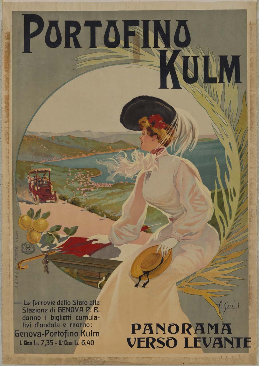 donna elegantemente vestita siede su una balaustra, sorretta da un ramo di palma, osservando un'automobile con turisti proveniente da Portofino est (manifesto) di Sacchi Agostino Luigi (sec. XX)