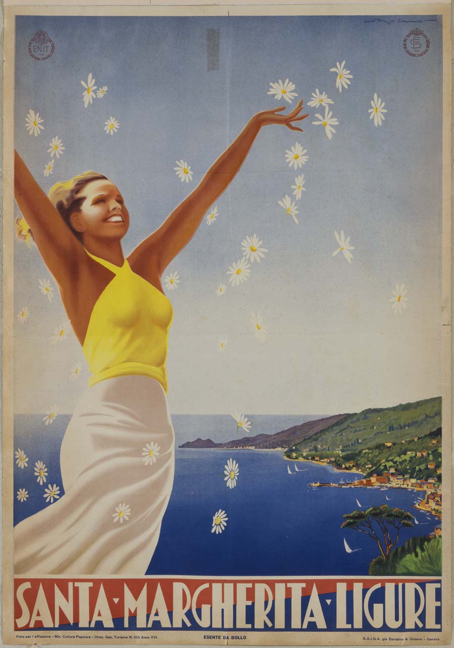 donna con gonna bianca e top giallo sorride, mentre a braccia aperte lancia in aria delle margherite sullo sfondo del paese di Santa Margherita Ligure (manifesto) di Molino Walter detto J.W. Symes (sec. XX)