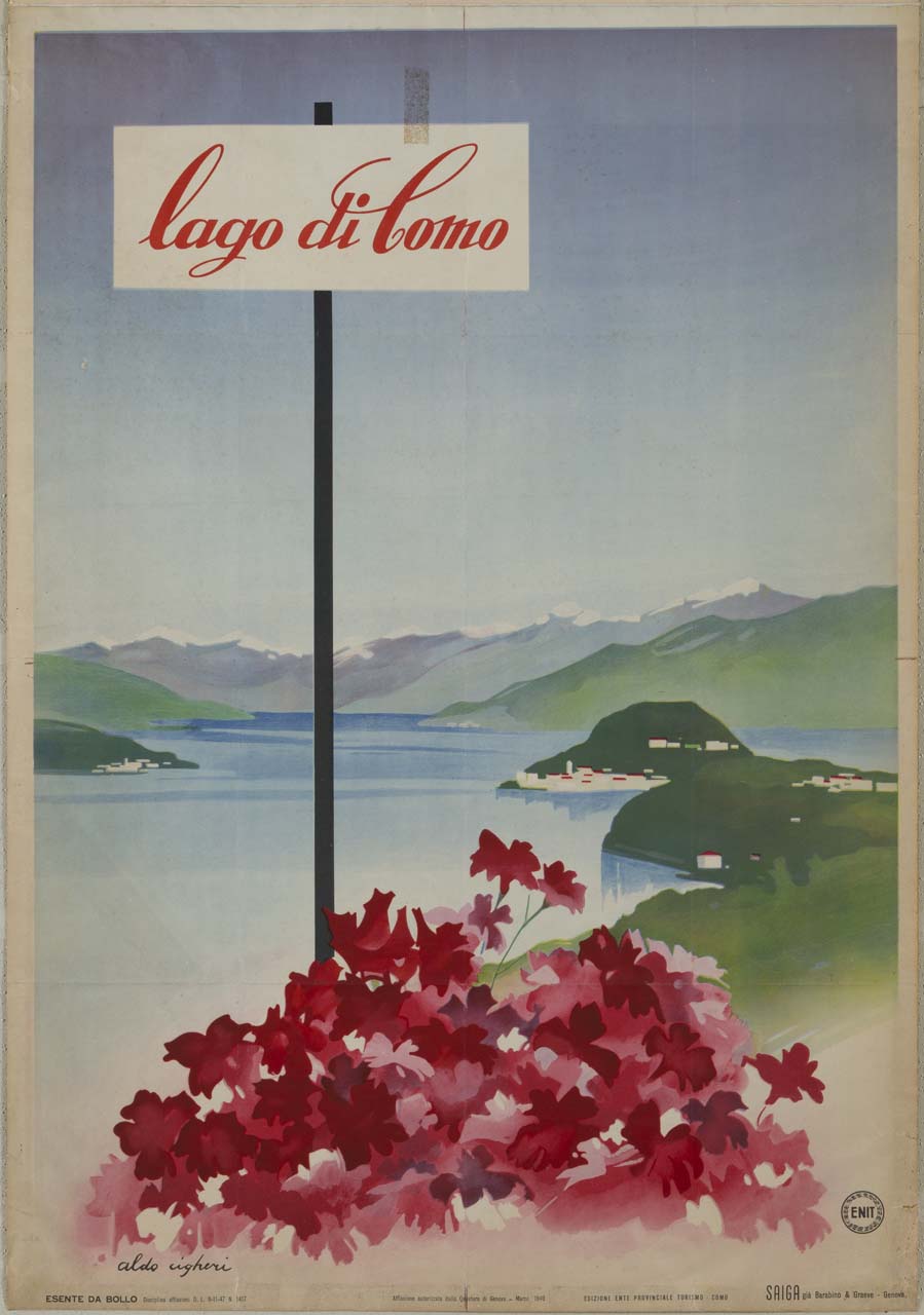 da un rigoglioso cespuglio di fiori rosa e rossi sale un cartello con la scritta "Lago di Como"; sulla destra il paese di Bellagio, uno dei vertici del Triangolo Lariano, situato sulla ramificazione del lago; di fornte il paese di Tremezzo (manifesto) di Cigheri Aldo (sec. XX)