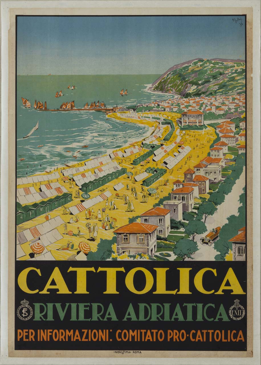 spiaggia di Cattolica sulla Riviera Adriatica e promontorio di Gabicce; lungo il litorale le barche a vela ormeggiate al pontile, gli ombrelloni, le tende da sole, i bagnanti e le cabine; sullo sfondo la pineta, alcune abitazioni e il paese (manifesto) di Apolloni Livio (sec. XX)