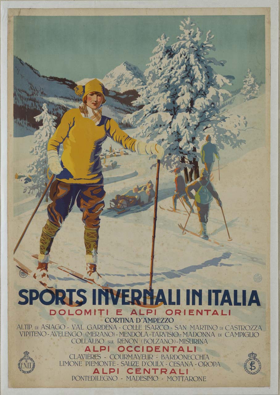 sciatrice con maglione e cuffia color ocra e foulard quadrettato su una pista da sci; alla sua destra altri sciatori e uno slittino in discesa; sullo sfondo una veduta del paese, pini e montagne innevati (manifesto) di Paschetto Paolo Antonio (sec. XX)