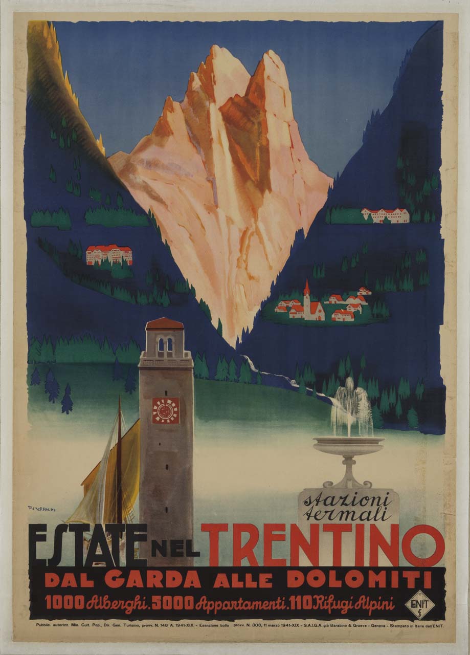 montagna illuminata si scorge alla fine di una valle con lago, paesi, boschi; a destra la Torre Apponale di Riva del Garda e a sinistra una fontana termale (manifesto) di Riccobaldi Del Bava Giuseppe (sec. XX)