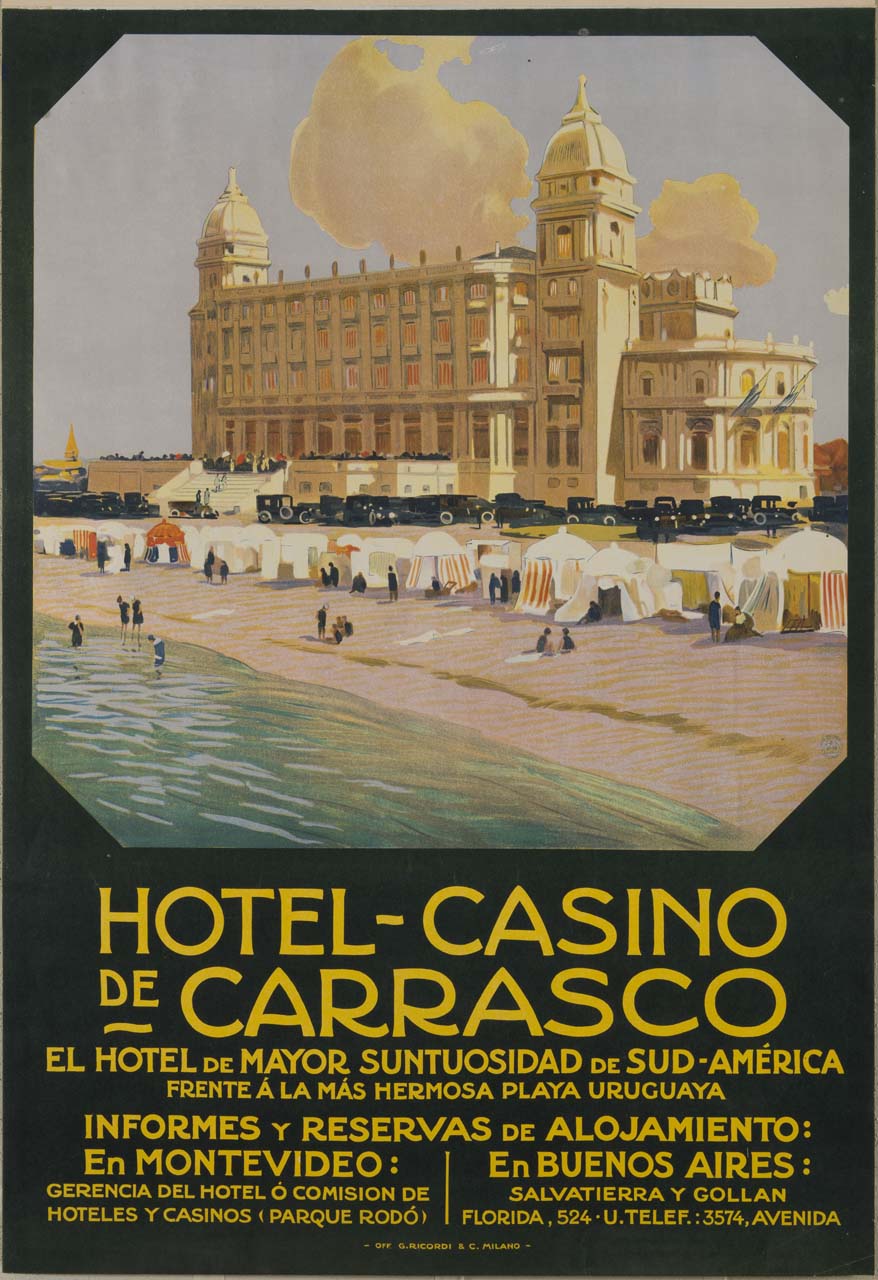 edificio con cupole e bandiere con parcheggio vetture adiacente a spiaggia con tende e bagnanti (manifesto) - ambito italiano (sec. XX)