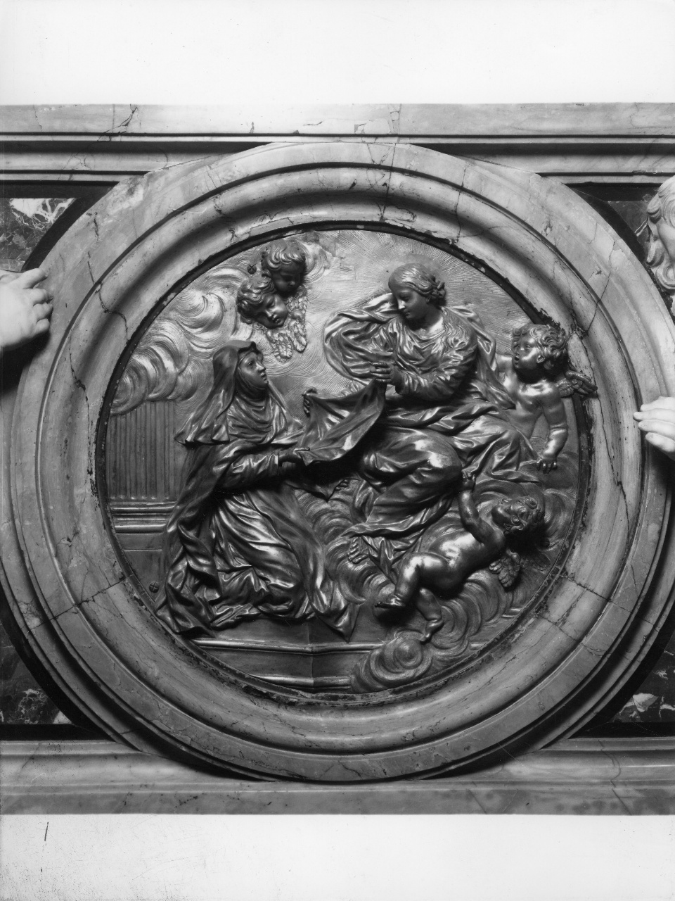 Santa Maria Maddalena de' Pazzi riceve il velo dalla Madonna (rilievo) di Ferri Ciro (sec. XVII)