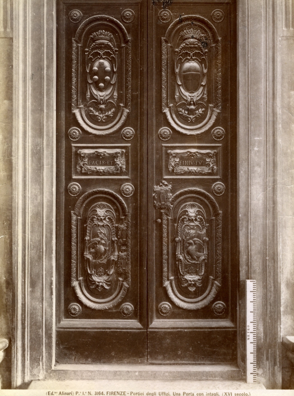 arti applicate-Firenze-Galleria degli Uffizi-esterno-Porta intagliata (positivo) di Alinari, Fratelli (fine XIX)