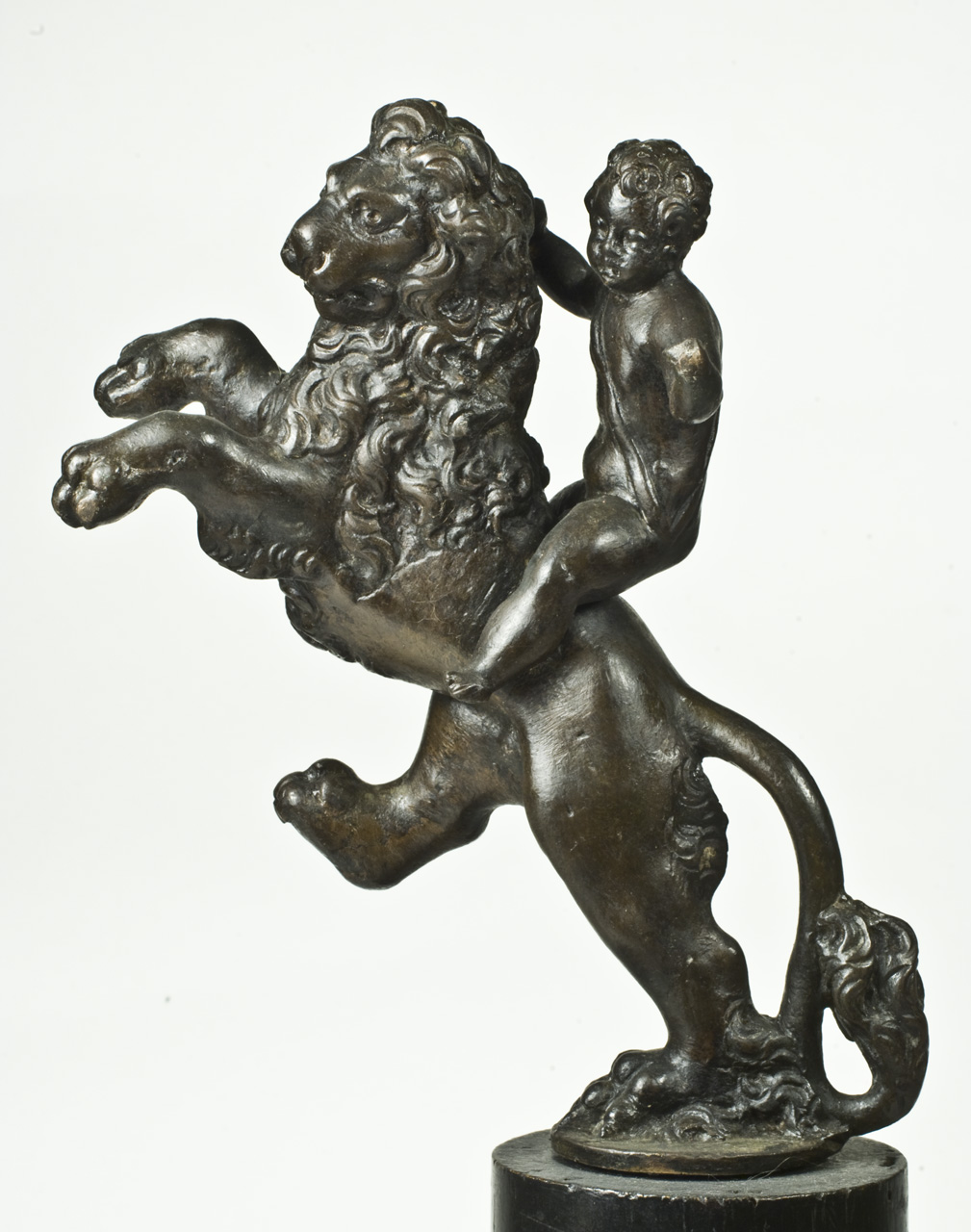 putto su leone rampante (statuetta, pendant) - bottega veneziana (fine/ metà secc. XVI/ XVII)