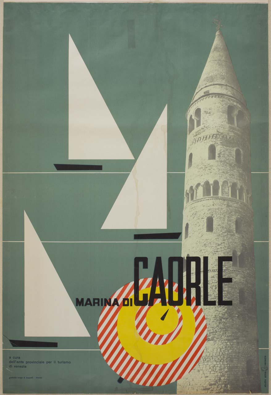 barche e ombrellone da spiaggia stilizzati con campanile del duomo di Caorle (manifesto) di Studio Alma (metà sec. XX)