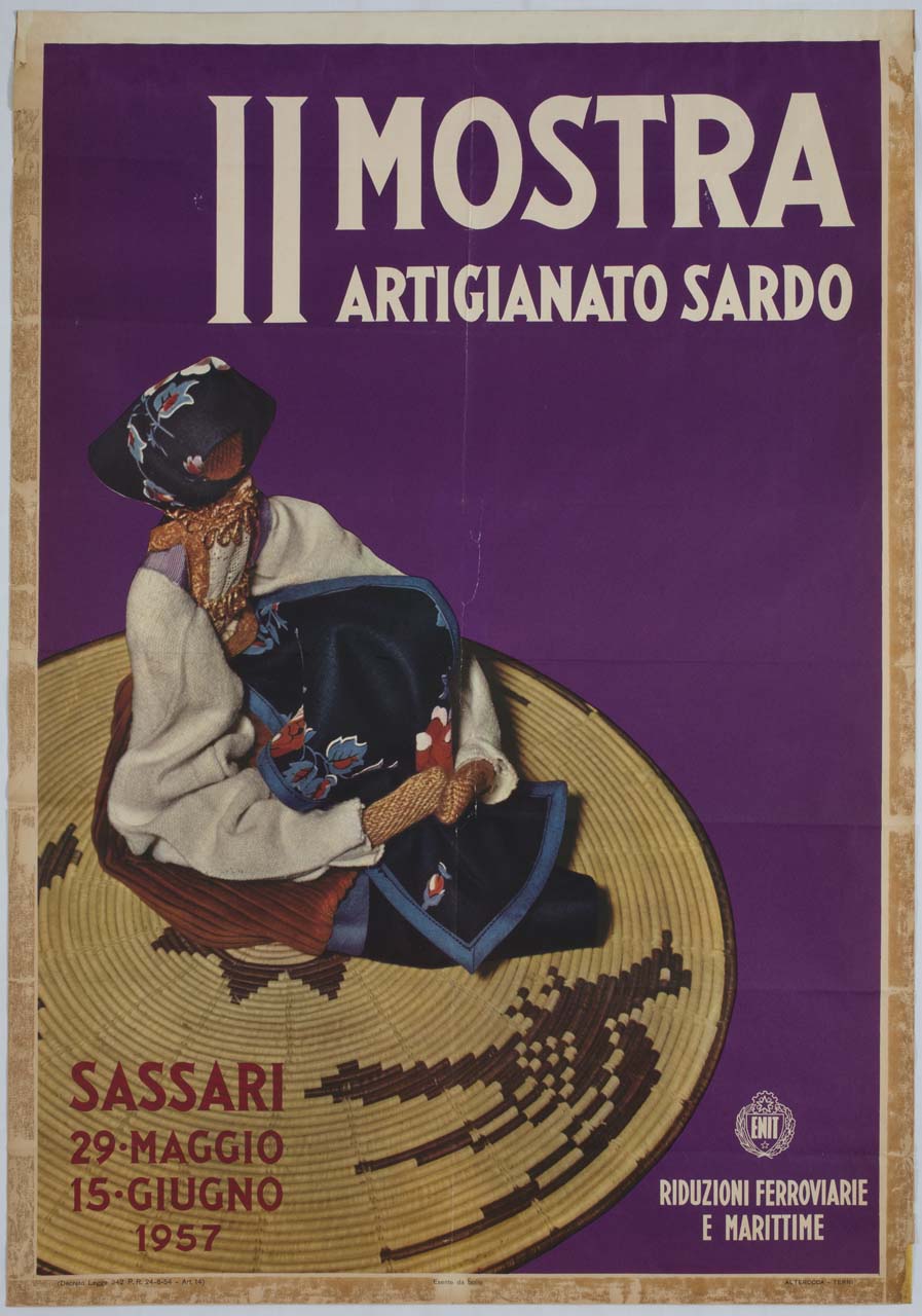 bambola in costume sardo seduta su stuoia circolare (manifesto) - ambito italiano (sec. XX)