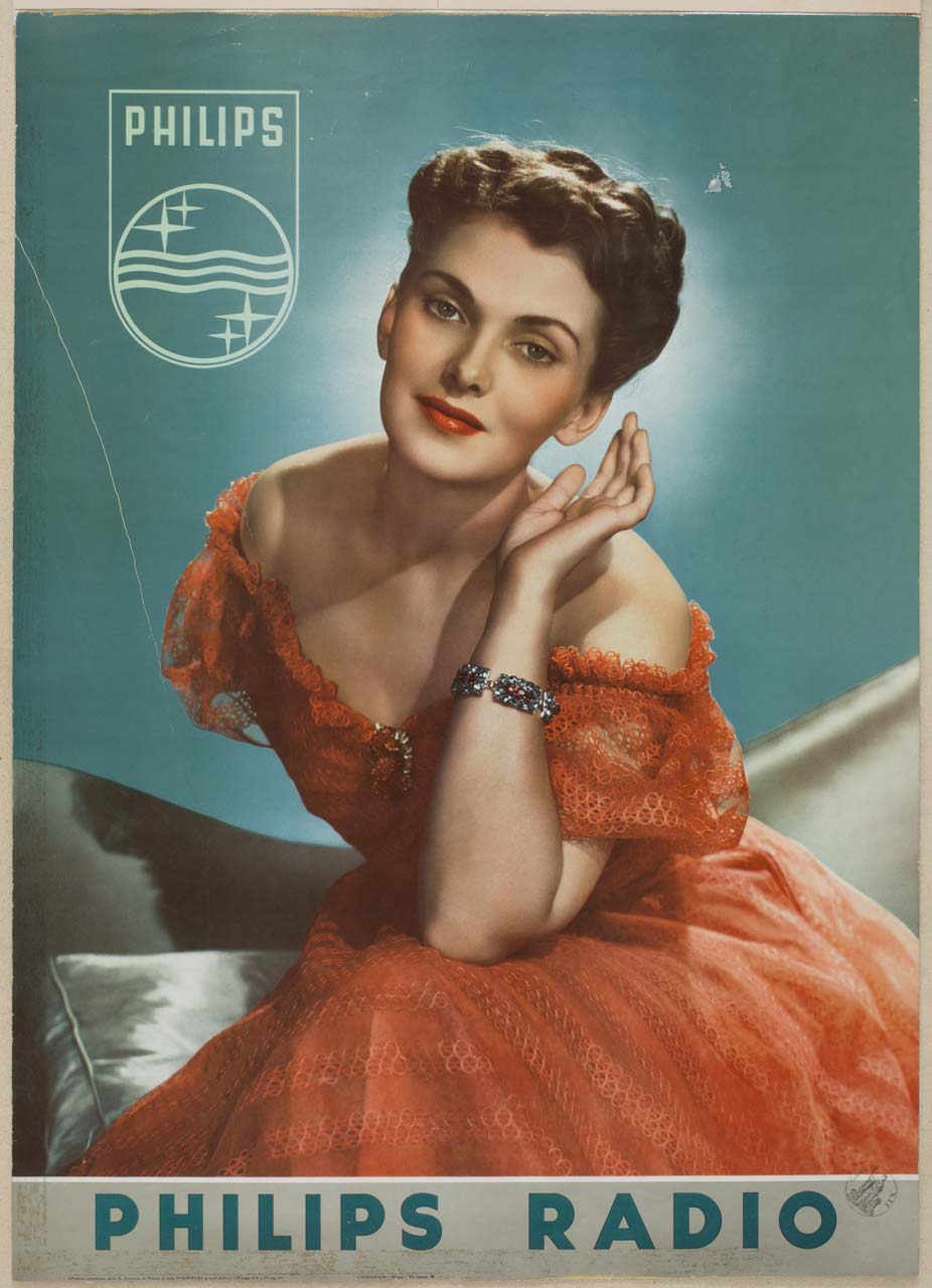donna in abiti eleganti ascolta la radio (manifesto) - ambito italiano (sec. XX)
