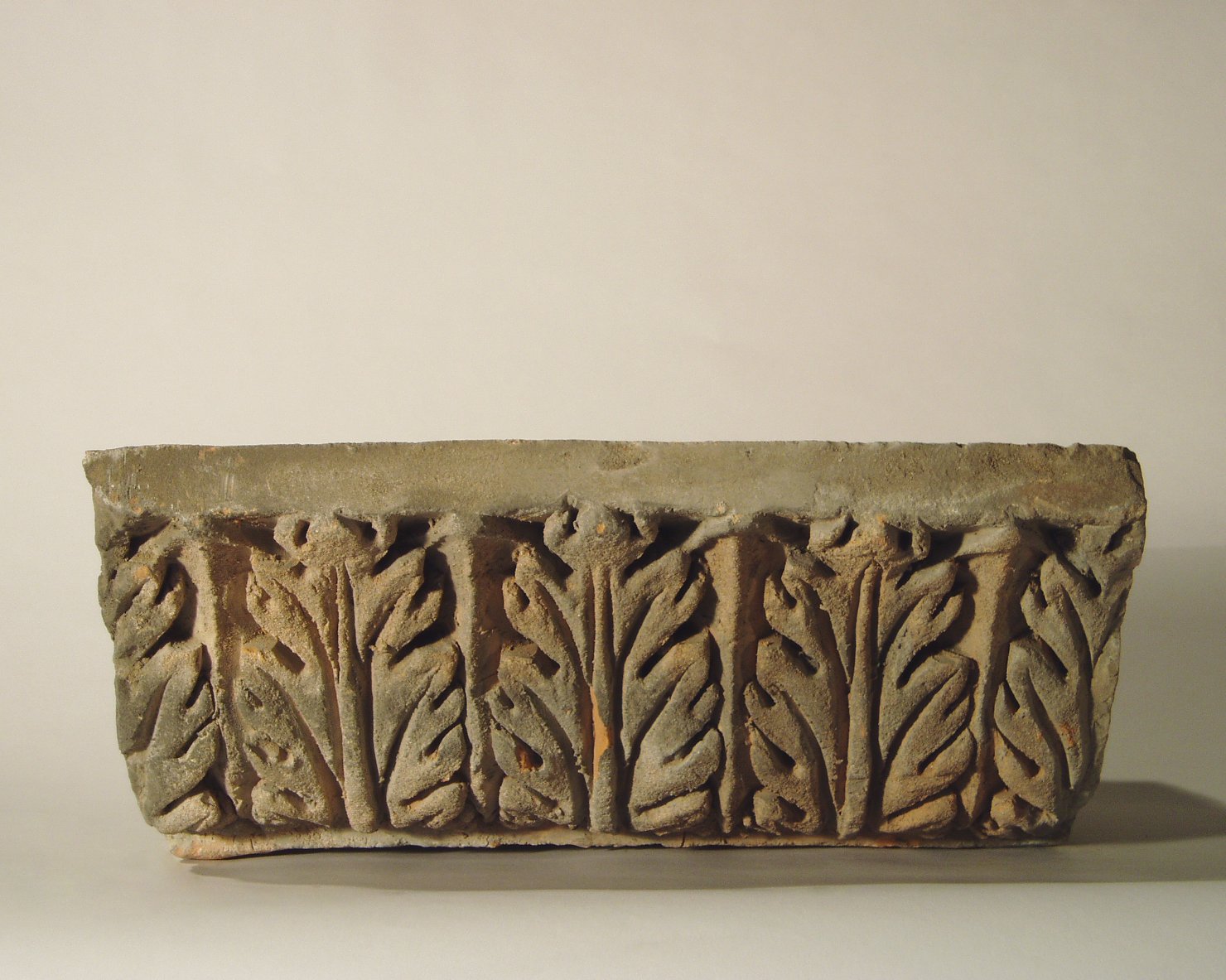 motivo decorativo a foglie d'acanto (elemento di decorazione architettonica a rilievo - profilo a gola diritta) - manifattura mantovana (?) (XIX)