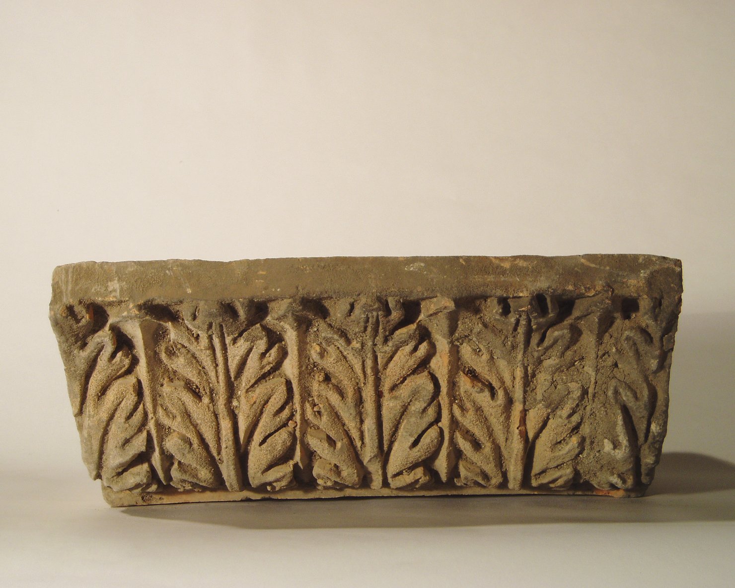 motivo decorativo a foglie d'acanto (elemento di decorazione architettonica a rilievo - profilo a gola diritta) - manifattura mantovana (?) (XIX)