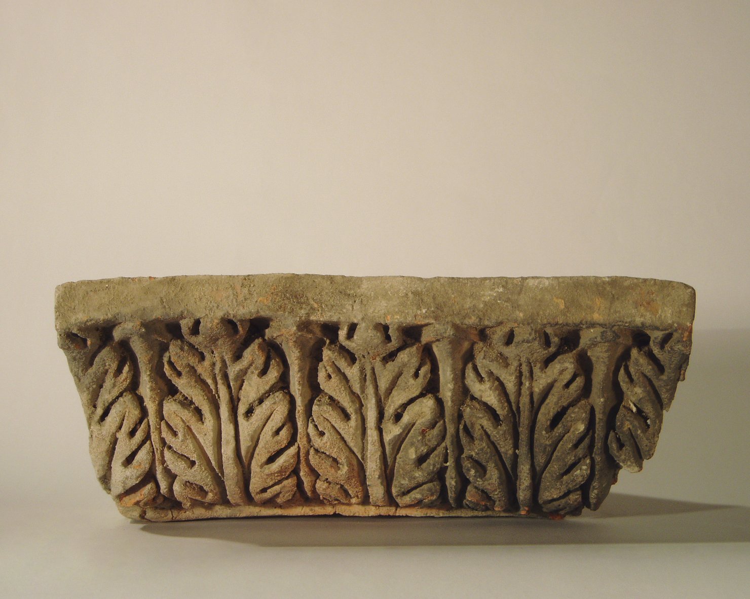 motivo decorativo a foglie d'acanto (elemento di decorazione architettonica a rilievo - profilo a gola diritta) - manifattura mantovana (?) (XIX)