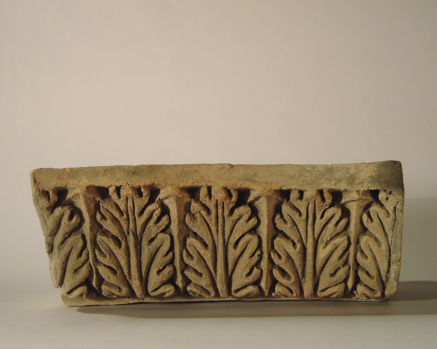 motivo decorativo a foglie d'acanto (elemento di decorazione architettonica a rilievo - profilo a gola diritta) - manifattura mantovana (?) (XIX)