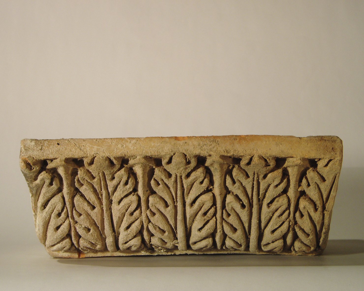 motivo decorativo a foglie d'acanto (elemento di decorazione architettonica a rilievo - profilo a gola diritta) - manifattura mantovana (?) (XIX)