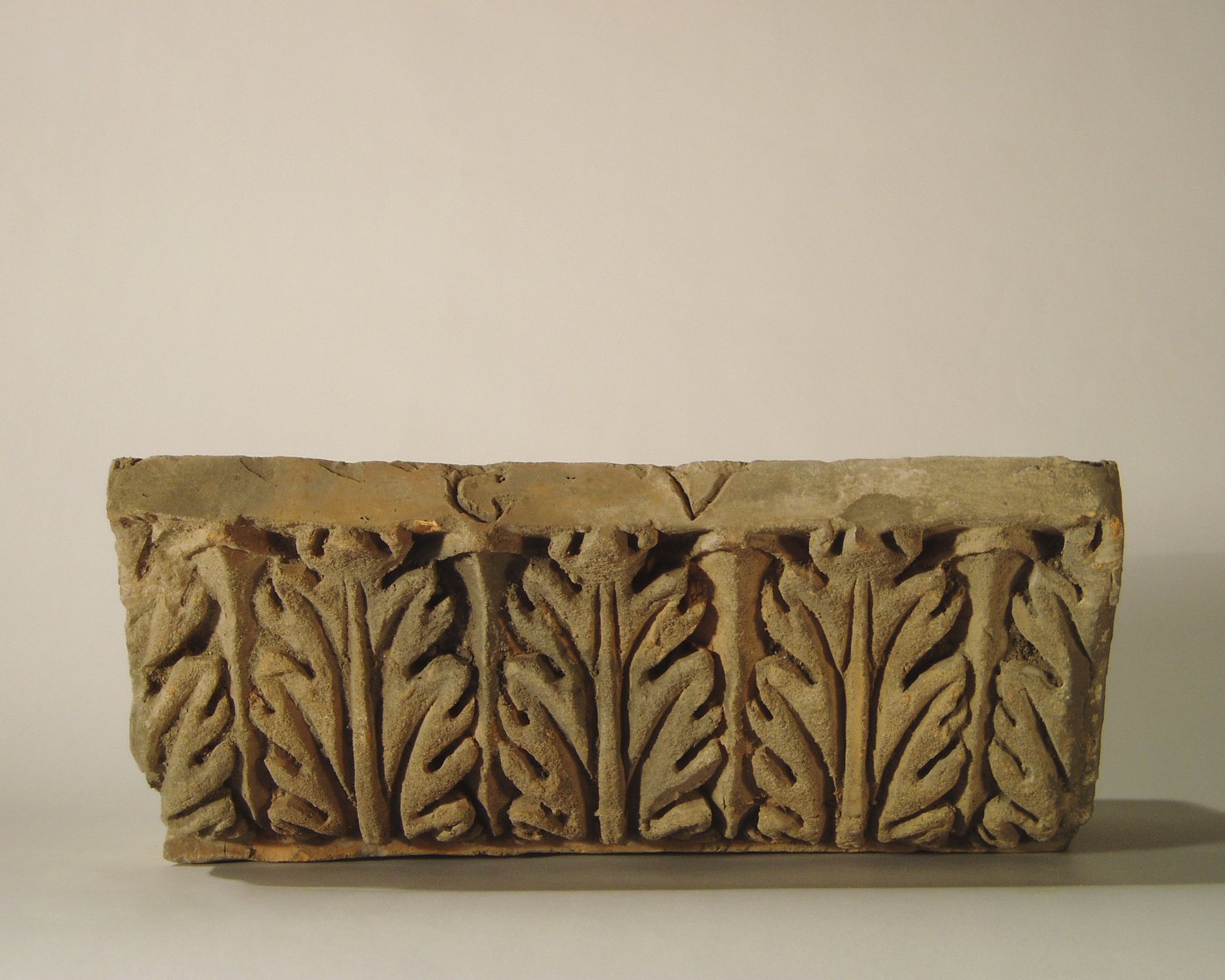 motivo decorativo a foglie d'acanto (elemento di decorazione architettonica a rilievo - profilo a gola diritta) - manifattura mantovana (?) (XIX)