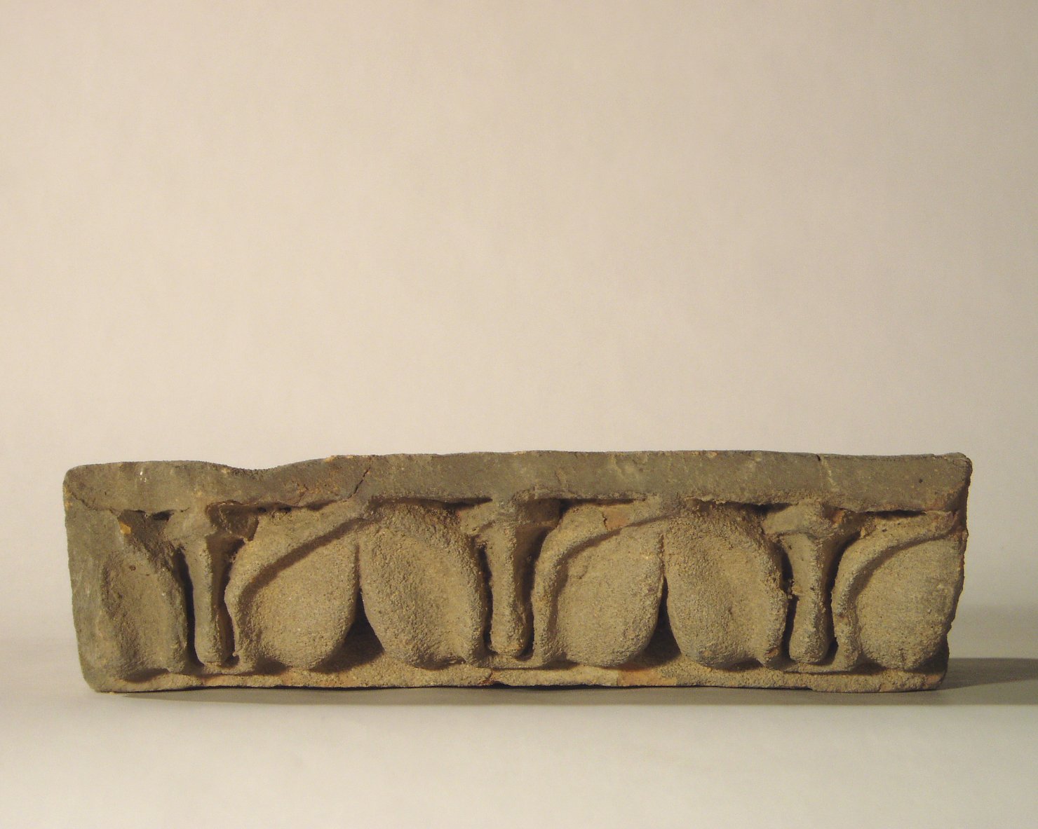 motivo decorativo a foglia e lingua (elemento di decorazione architettonica a rilievo - profilo a gola diritta) - manifattura mantovana (?) (XIX)