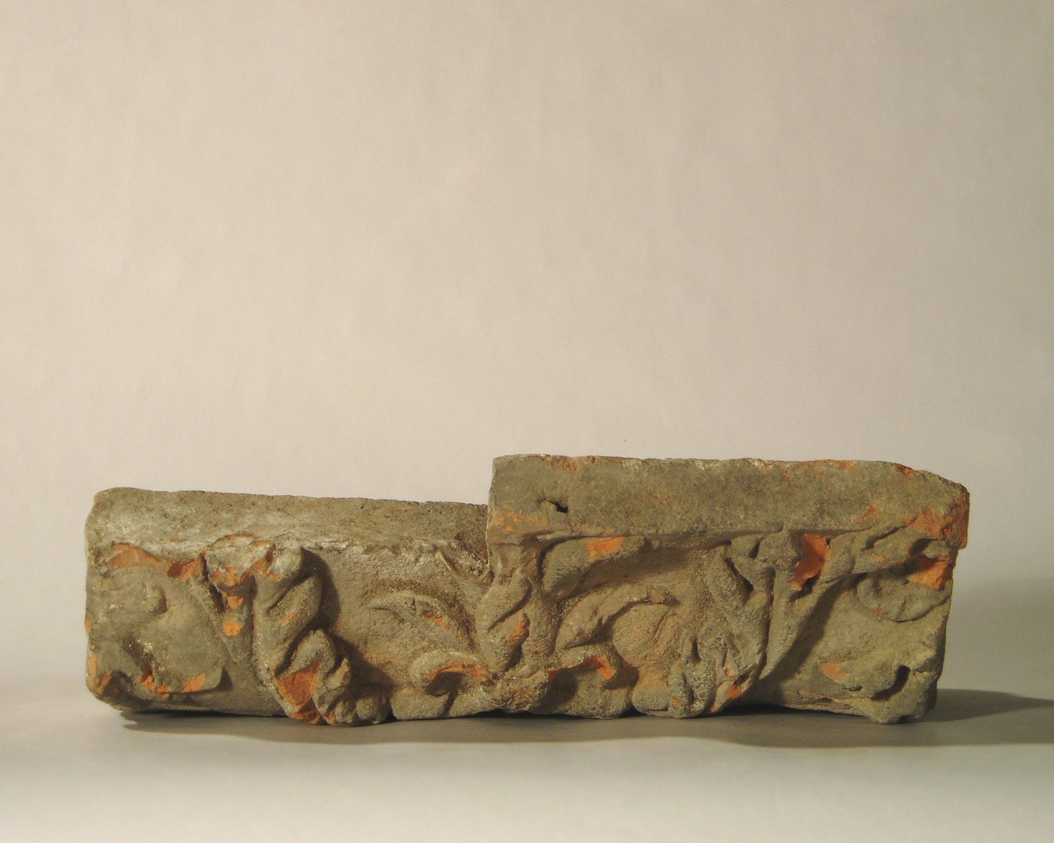 motivo decorativo fitomorfo (elemento di decorazione architettonica a rilievo - profilo a gola diritta) - manifattura mantovana (?) (XV)