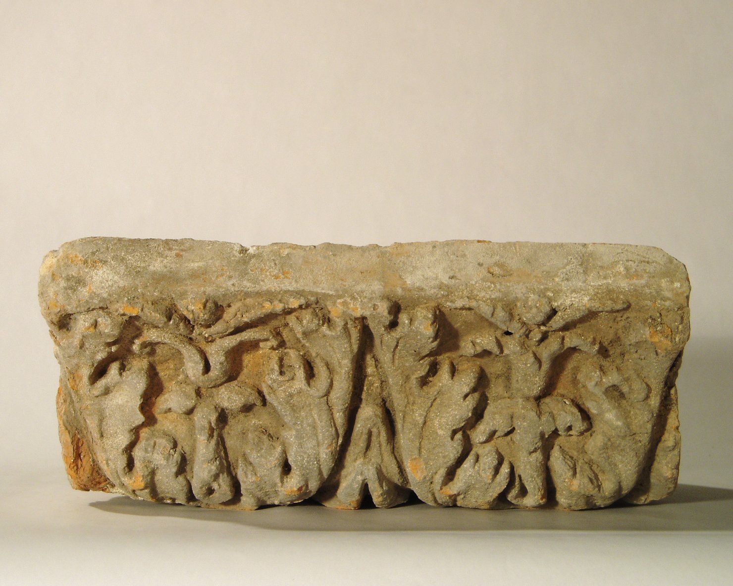 motivo decorativo a foglie d'acanto e palmette (elemento di decorazione architettonica a rilievo - profilo a gola diritta) - manifattura mantovana (?) (XV)