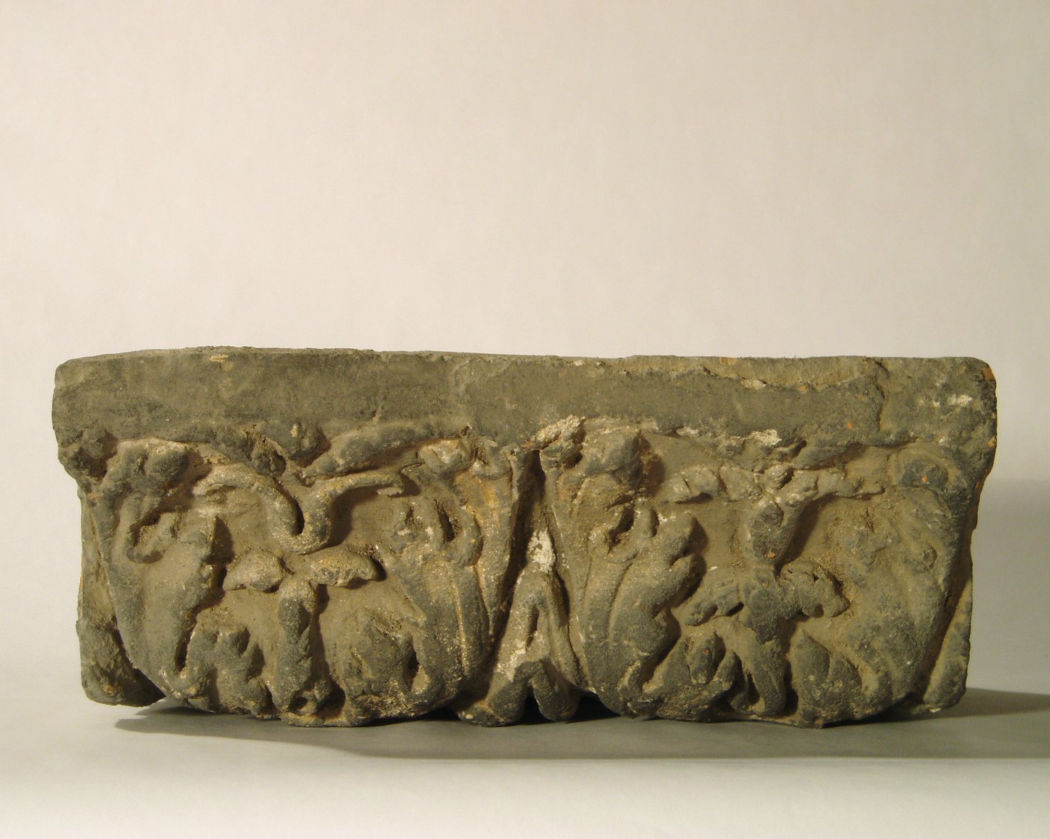 motivo decorativo a foglie d'acanto e palmette (elemento di decorazione architettonica a rilievo - profilo a gola diritta) - manifattura mantovana (?) (XV)