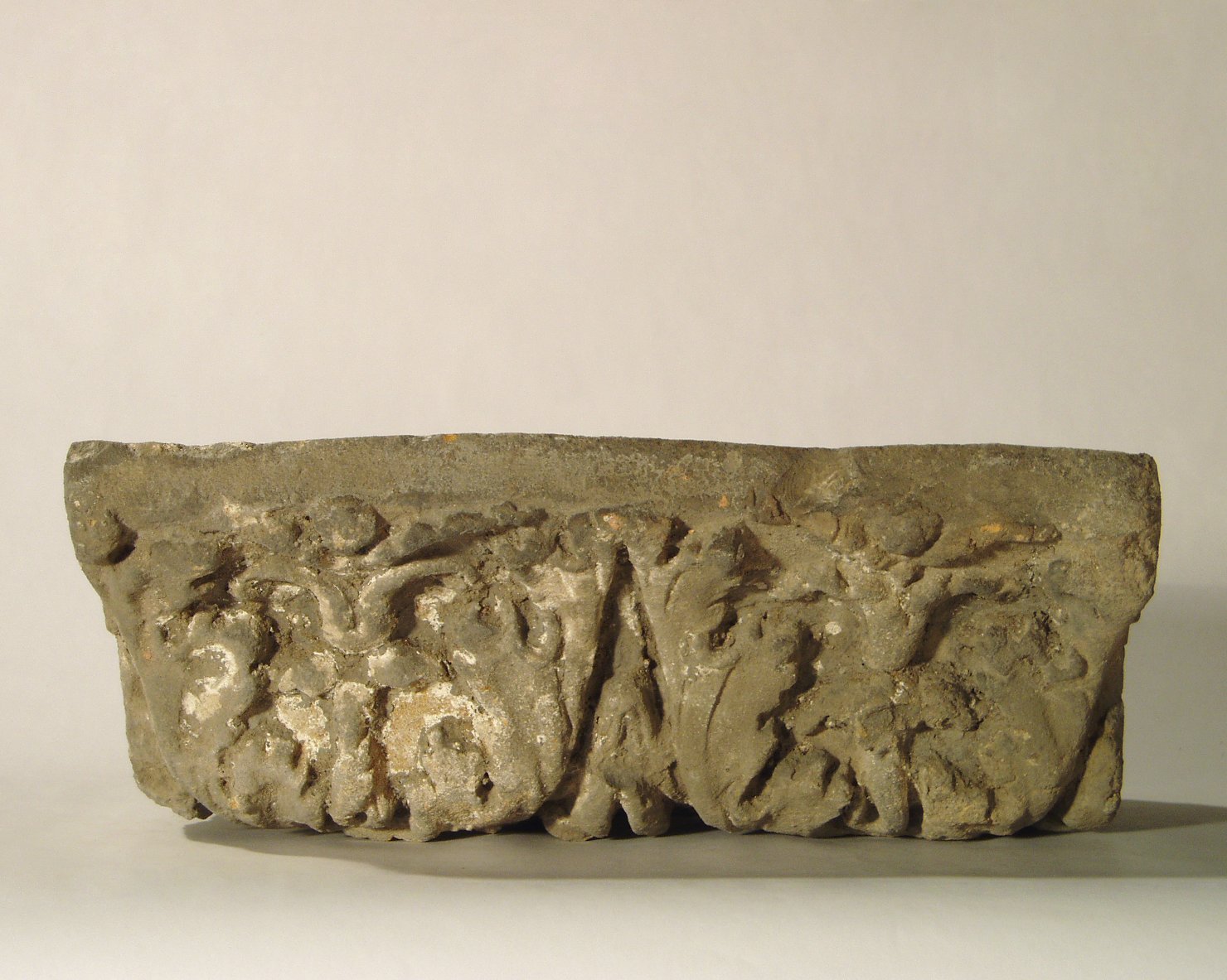 motivo decorativo a foglie d'acanto e palmette (elemento di decorazione architettonica a rilievo - profilo a gola diritta) - manifattura mantovana (?) (XV)