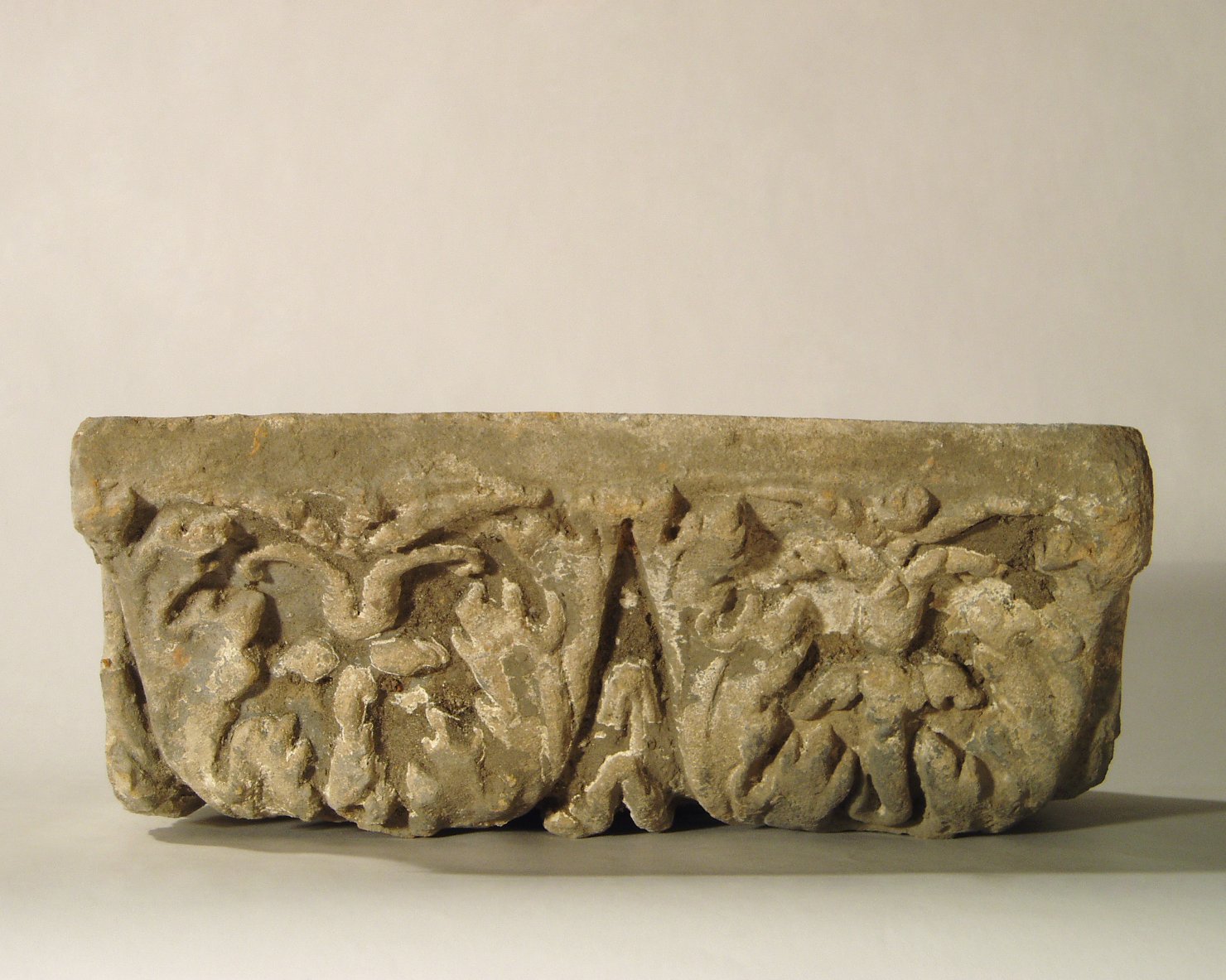 motivo decorativo a foglie d'acanto e palmette (elemento di decorazione architettonica a rilievo - profilo a gola diritta) - manifattura mantovana (?) (XV)