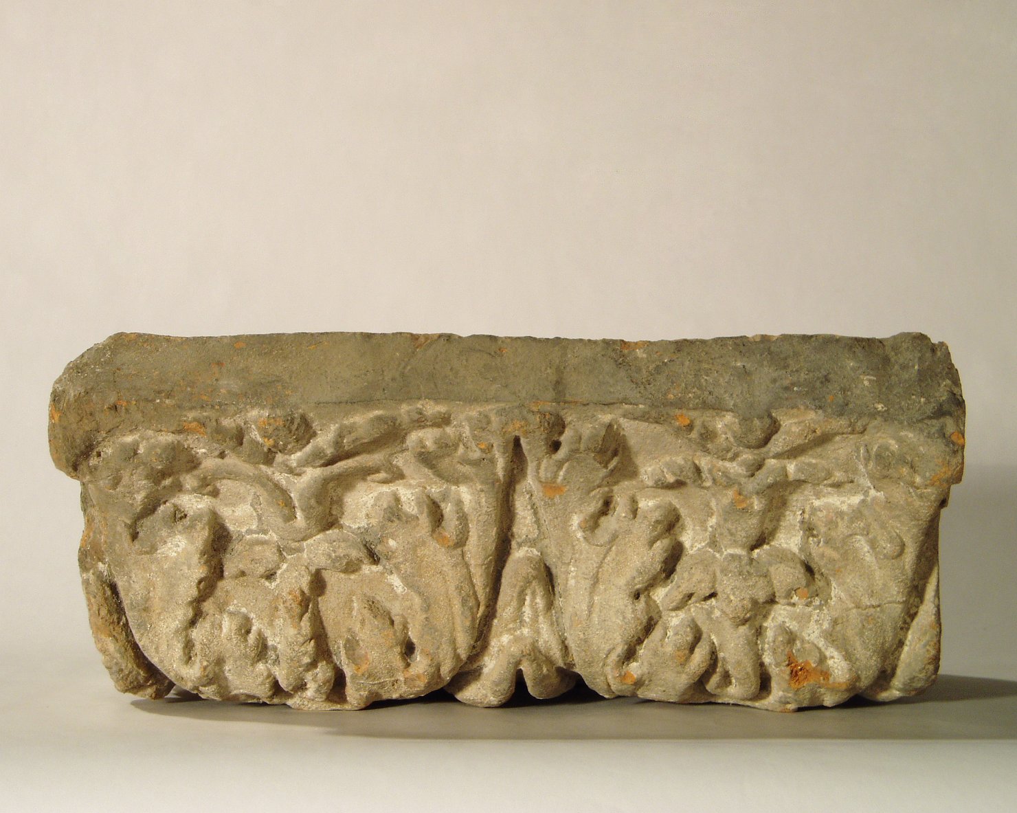 motivo decorativo a foglie d'acanto e palmette (elemento di decorazione architettonica a rilievo - profilo a gola diritta) - manifattura mantovana (?) (XV)