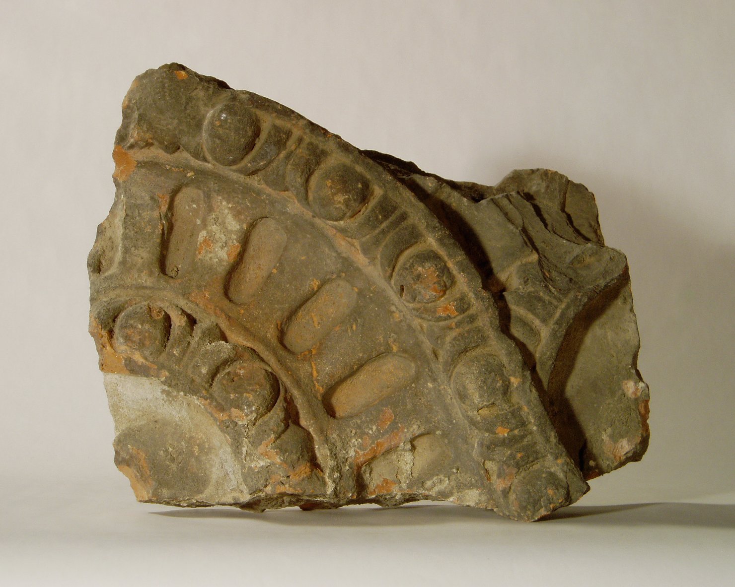 motivo decorativo geometrico e ad ovoli (elemento di decorazione architettonica a rilievo, frammento) - manifattura mantovana (?) (XV)