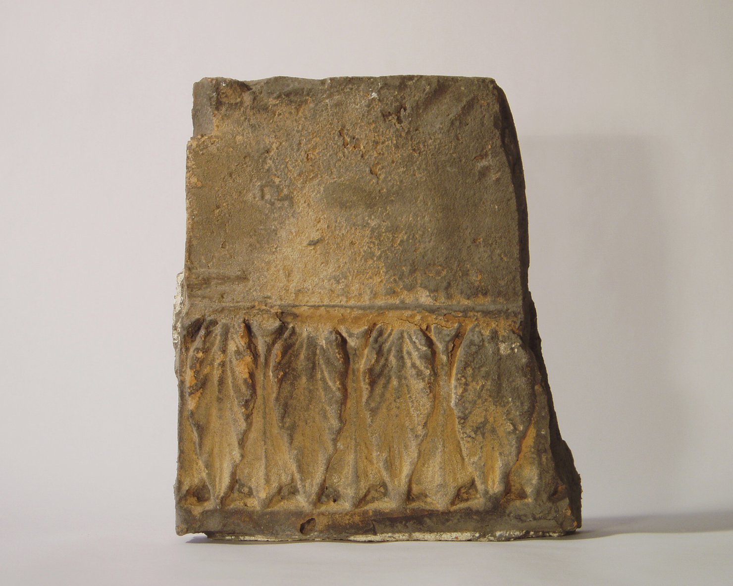 motivo decorativo fitomorfo (elemento di decorazione architettonica a rilievo) - manifattura mantovana (?) (XV/ XVI)