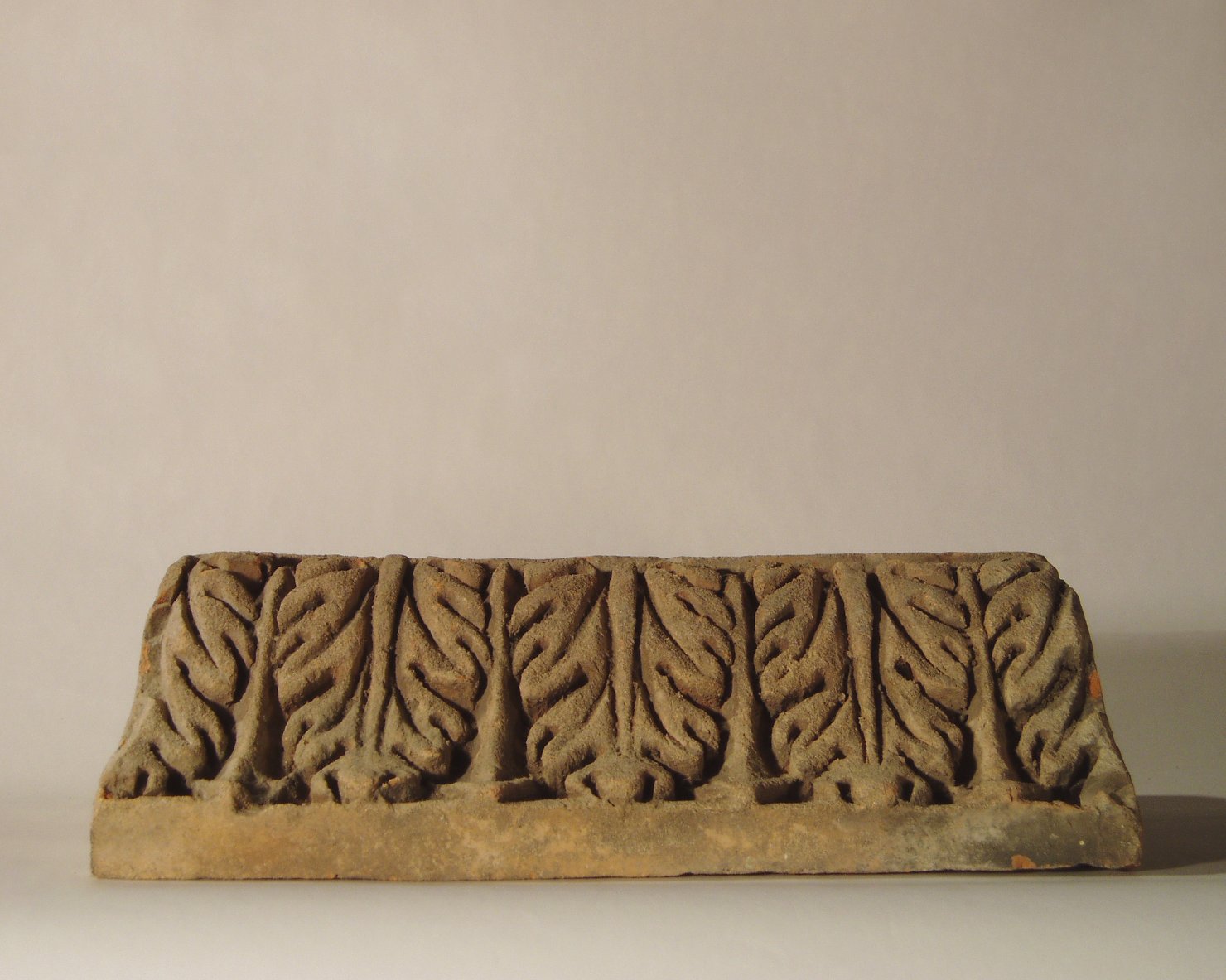 motivo decorativo a foglie d'acanto (elemento di decorazione architettonica a rilievo - profilo a gola diritta) - manifattura mantovana (?) (XIX)