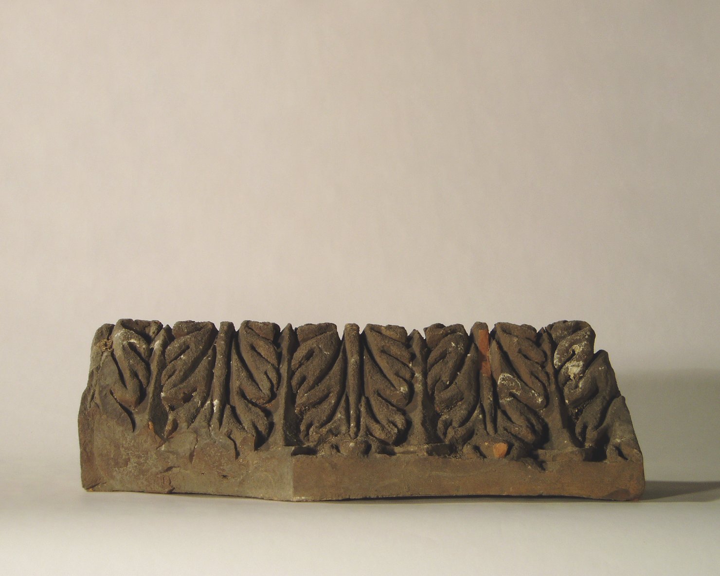 motivo decorativo a foglie d'acanto (elemento di decorazione architettonica a rilievo - profilo a gola diritta, frammento) - manifattura mantovana (?) (XIX)