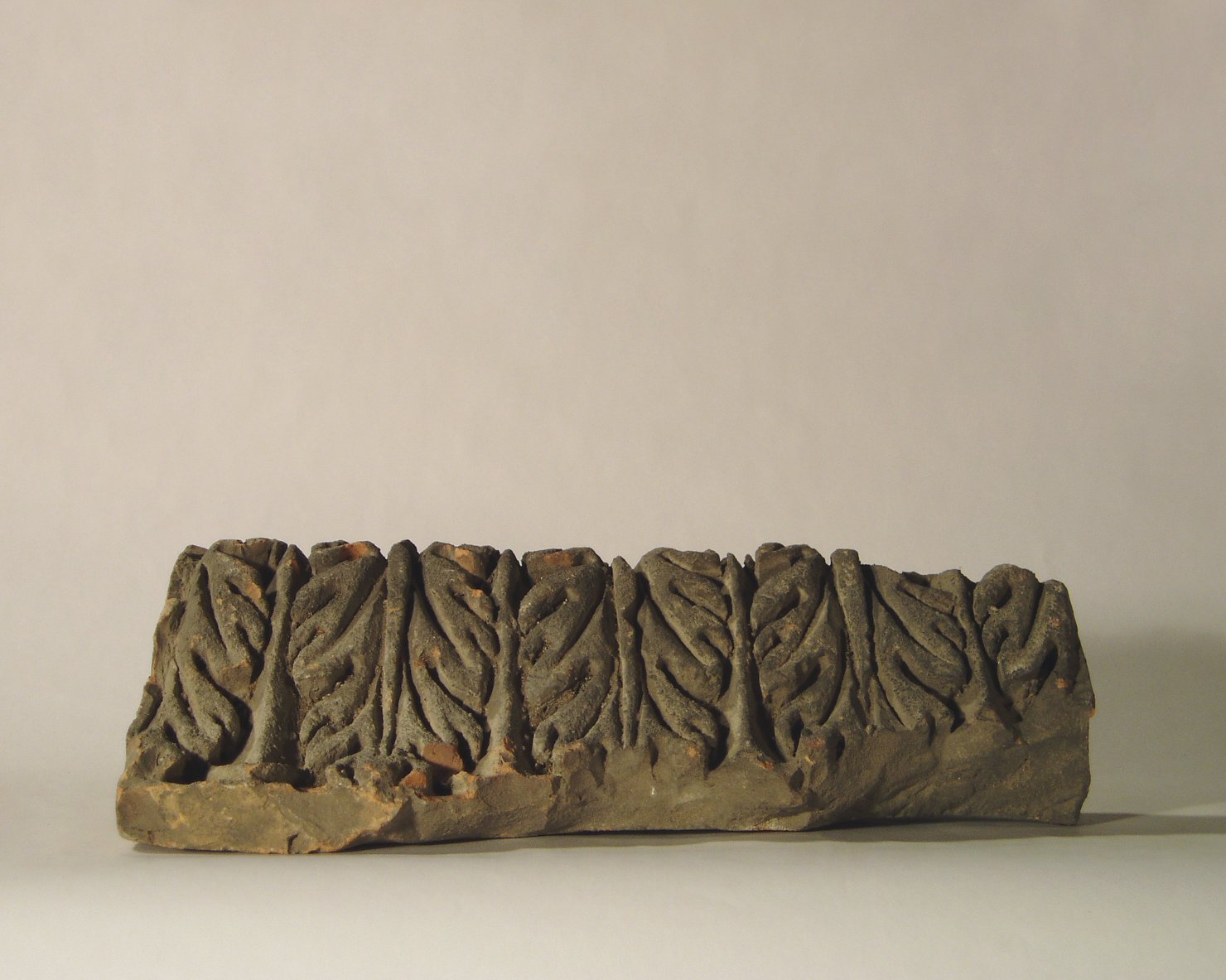 motivo decorativo a foglie d'acanto (elemento di decorazione architettonica a rilievo - profilo a gola diritta, frammento) - manifattura mantovana (?) (XIX)