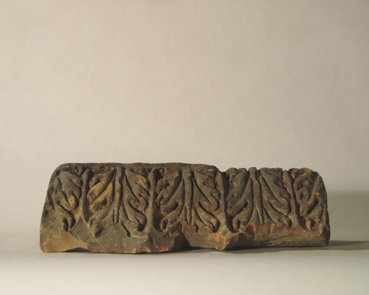 motivo decorativo a foglie d'acanto (elemento di decorazione architettonica a rilievo - profilo a gola diritta, frammento) - manifattura mantovana (?) (XIX)