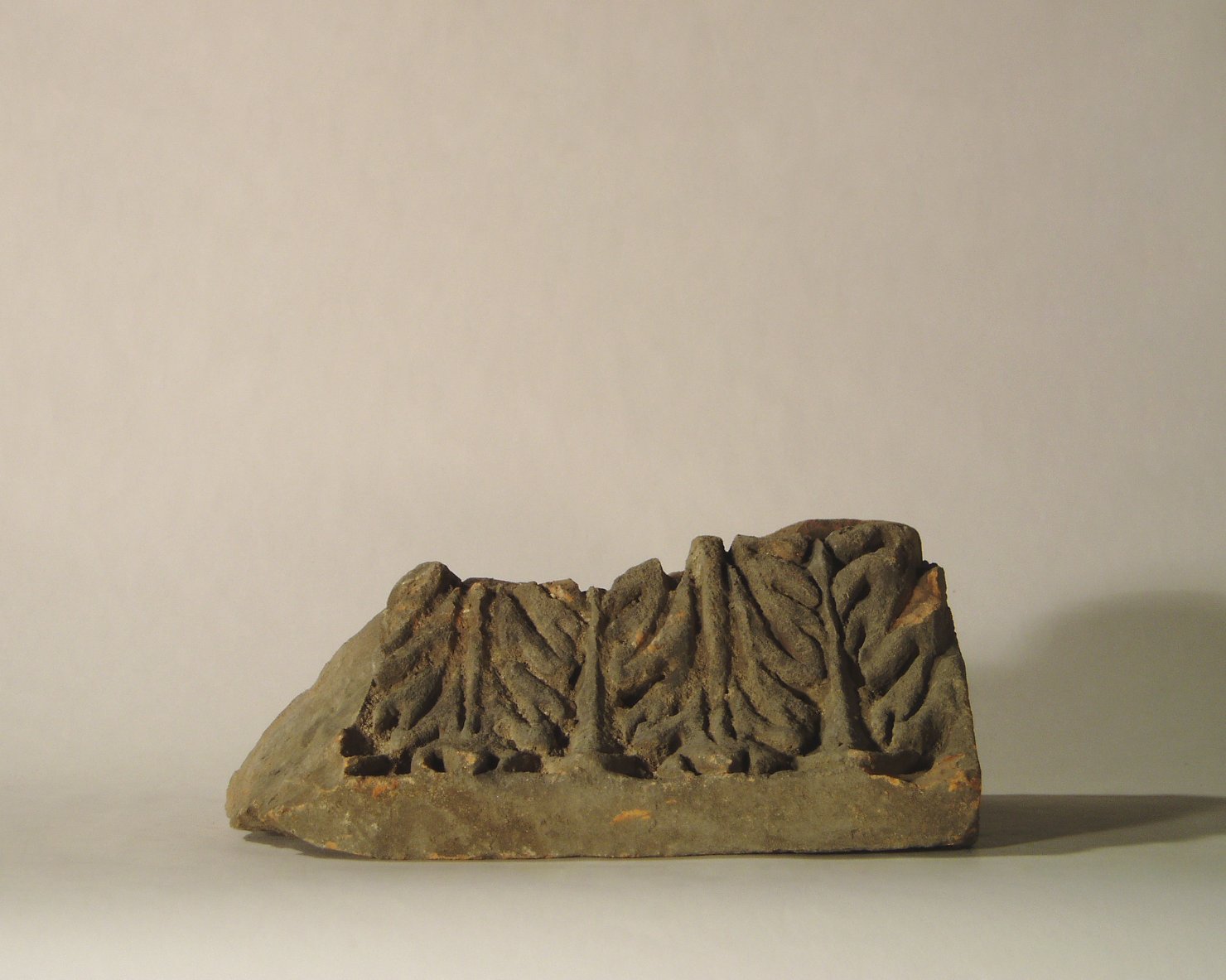 motivo decorativo a foglie d'acanto (elemento di decorazione architettonica a rilievo - profilo a gola diritta, frammento) - manifattura mantovana (?) (XIX)