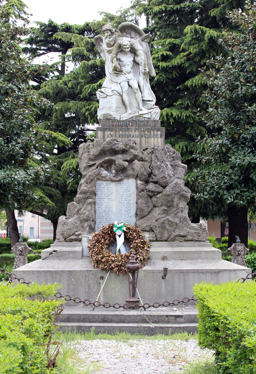 allegoria del sacrificio del soldato per la Patria, allegoria della Vittoria come aquila, allegoria della Vittoria (monumento ai caduti - a cippo, opera isolata) di Mozzato Rocco, Tamagnini Torquato - ambito veneto (sec. XX, sec. XX)