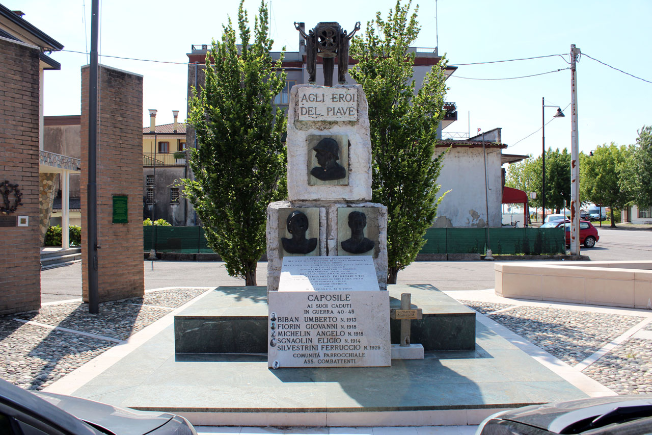 figure di soldati, allegoria della Vittoria come donna vestita all'antica (monumento ai caduti - a cippo, opera isolata) di Sirch Omero, Peretti O (sec. XX, sec. XX, sec. XX)