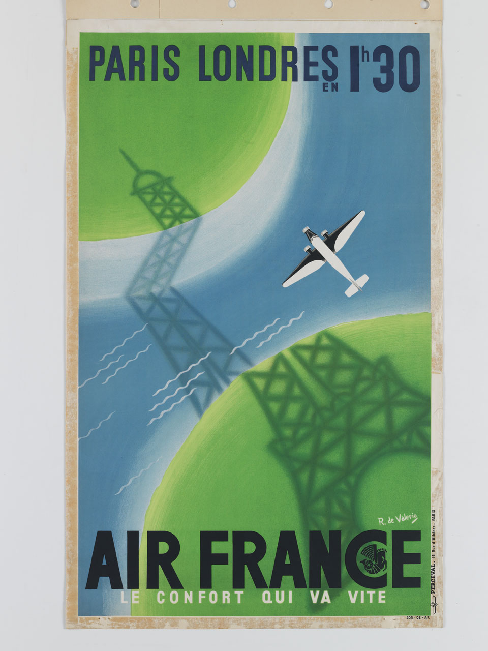 aereo in volo sul canale della Manica mentre l'ombra della Tour Eiffel unisce le sponde francese e inglese (manifesto) di Roger Laviron detto Roger De Valerio (sec. XX)