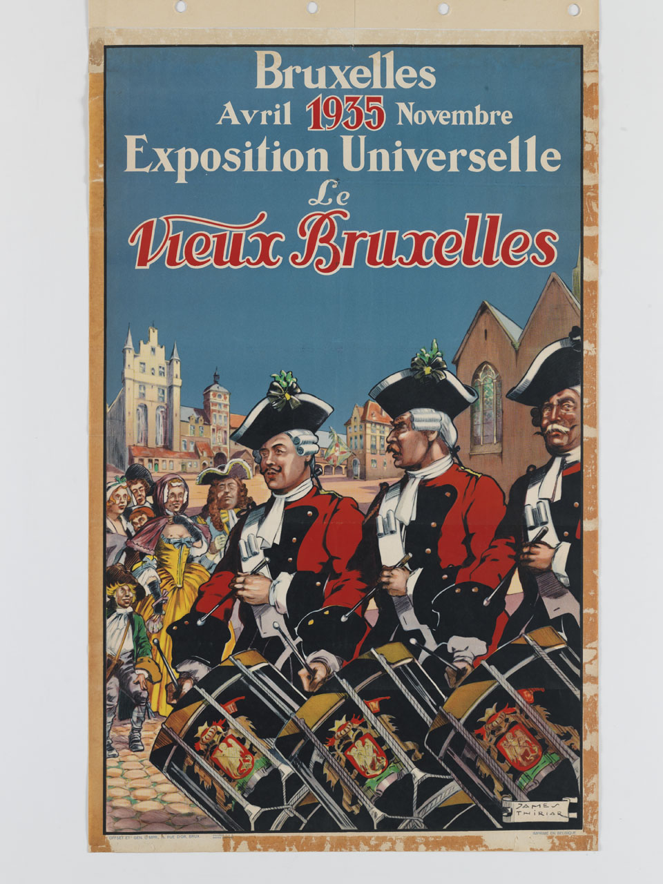 tre uomini in uniforme sfilano con tamburi per le strade di Bruxelles osservati da pubblico in abiti settecenteschi (manifesto) di Thiriar James (sec. XX)