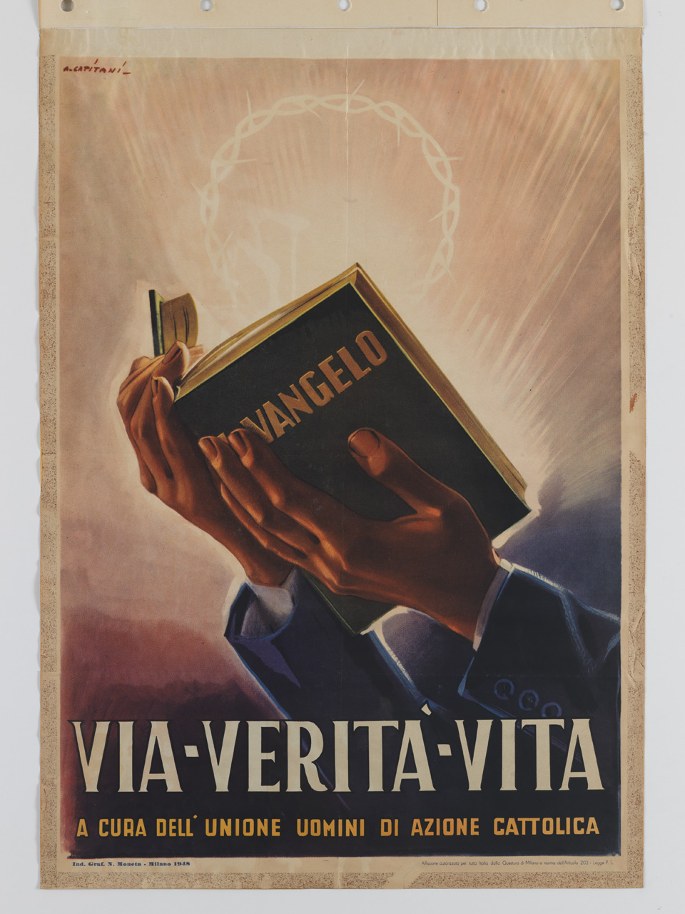 mani di uomo sorreggono il Vangelo (manifesto) di Capitani Alfredo (sec. XX)
