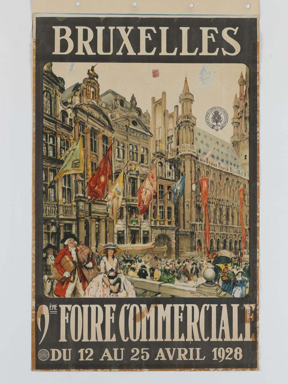 mercato settecentesco sulla Grand Place a Bruxelles gremita di gente (manifesto) di Toussaint Fernand (sec. XX)