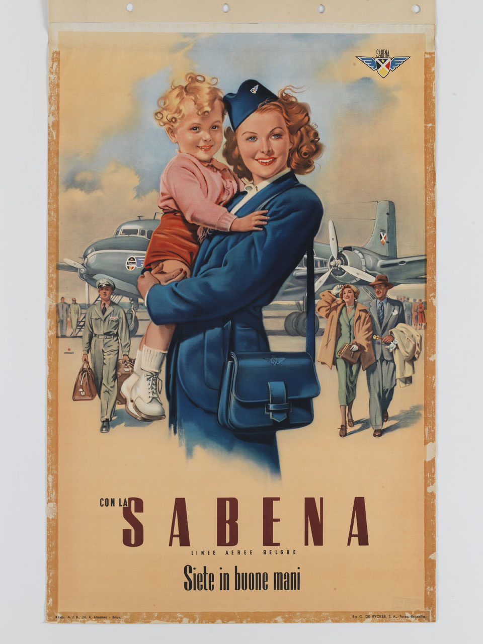 hostess con bambino in braccio sullo sfondo di un aeroplano fermo in pista con passeggeri e pilota (manifesto) - ambito belga (sec. XX)