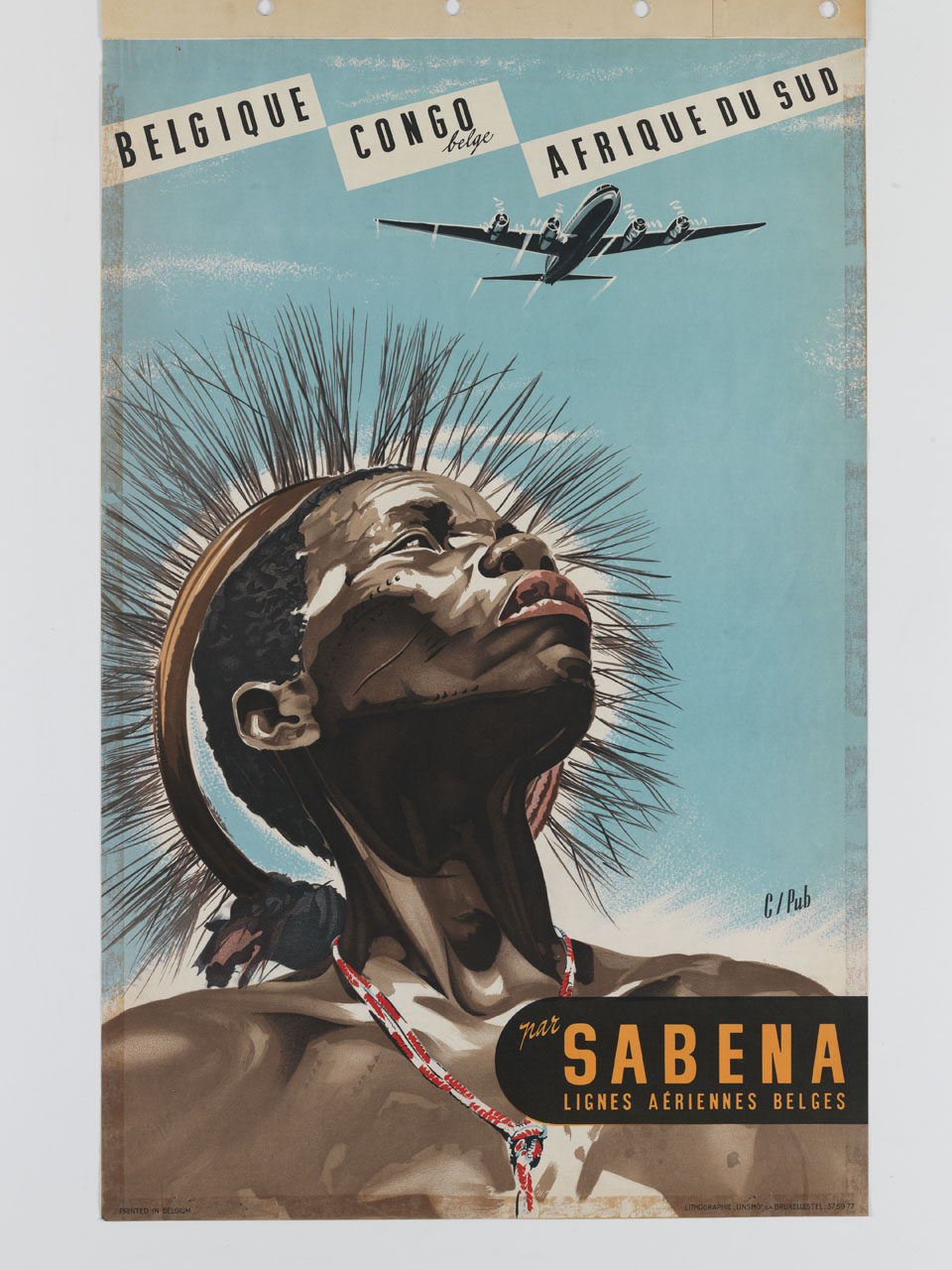 uomo a mezzobusto in costume tribale africano osserva un aeroplano in quota (manifesto) di Commerciale Publicité (sec. XX)