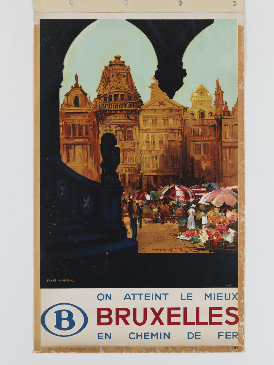 portale gotico inquadra una veduta del mercato dei fiori sulla Grand Place di Bruxelles (manifesto) di Mason Frank Henry (sec. XX)