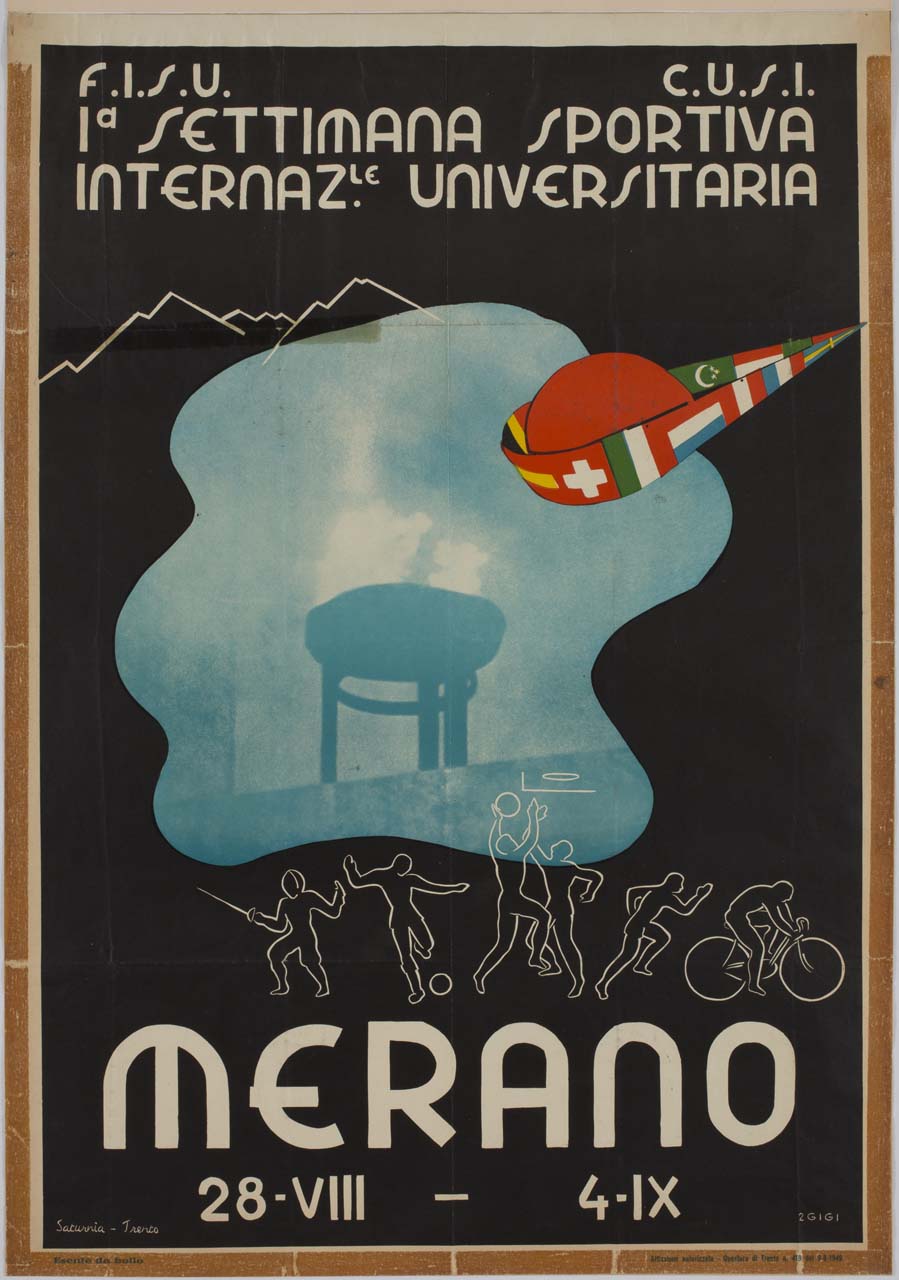 braciere circondato da profilo di montagne, berretto goliardico e silhouette di schermidore, calciatore, cestisti, corridore e ciclista (manifesto) di 2 Gigi (sec. XX)