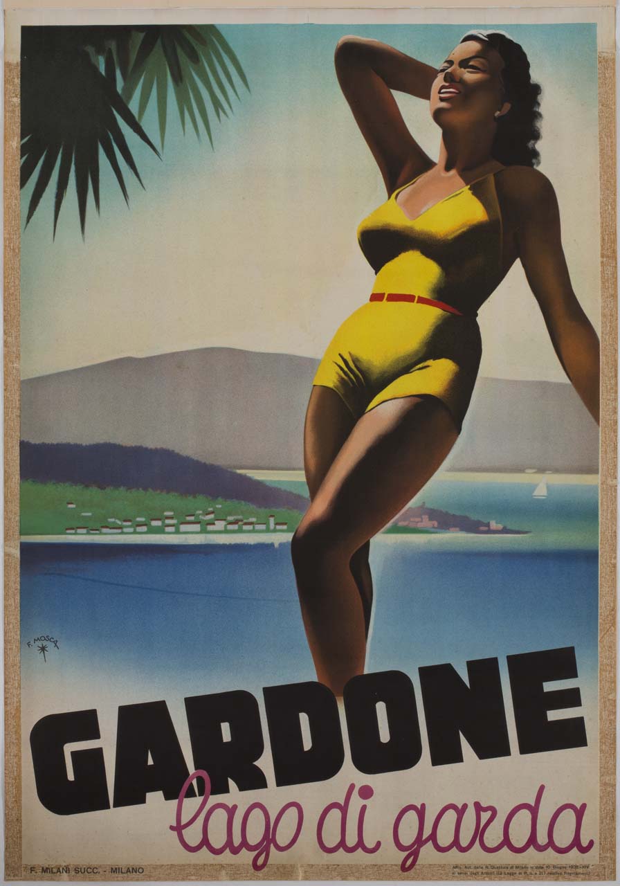 donna in costume da bagno sullo sfondo di una veduta del Lago di Garda con Gardone Riviera (manifesto) di Mosca Franco (sec. XX)